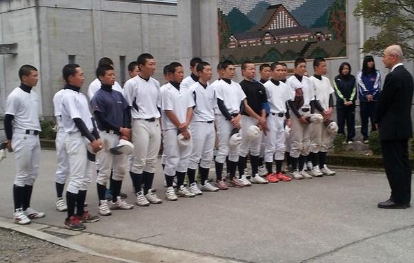 篠山産高の野球部員が白い練習着を着て帽子を脱いで、市長の前に整列して話を聞いている様子の写真